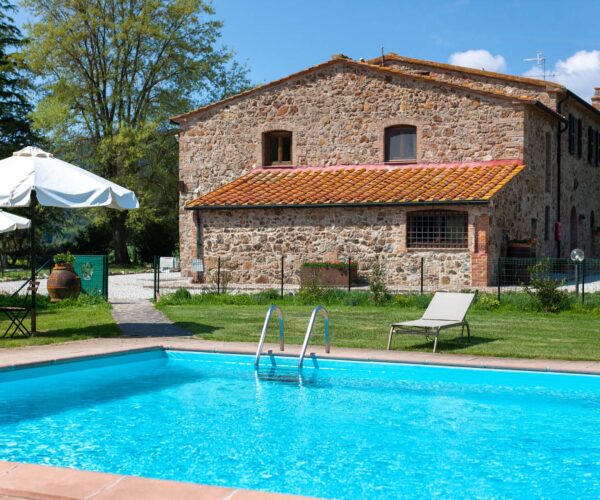 Piscina immersa nella natura del Podere Lame in Maremma