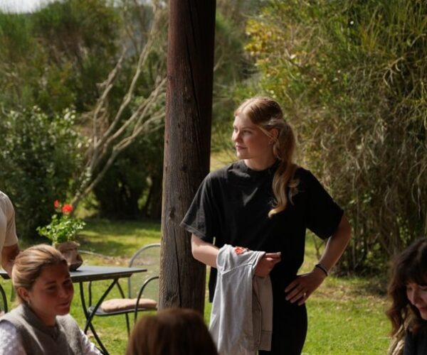 Sessione di yoga aziendale nel verde della campagna toscana