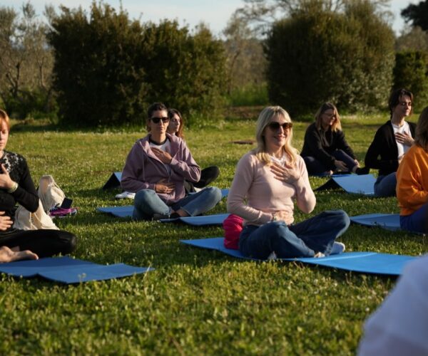 Sessione di yoga aziendale nel verde della campagna toscana